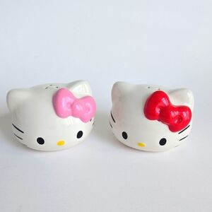 Hello Kitty Salt And Pepper Shaker Set